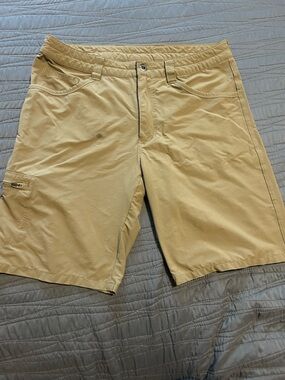 Patagonia Men's Khaki Hybrid Shorts mire bien la foto tiene una mancha